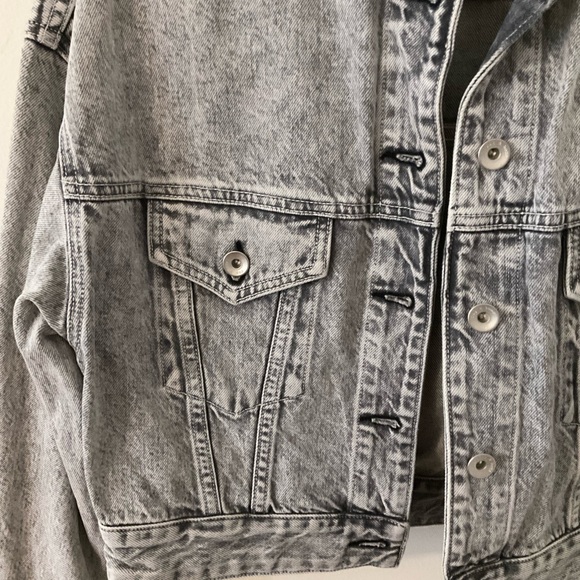 RAG & BONE
Cropped Denim Trucker Jacket - Picture 9 of 14